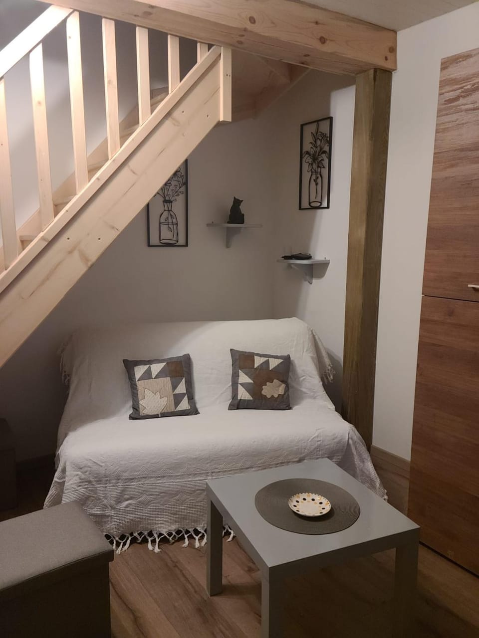 Bed, Living room, Seating area