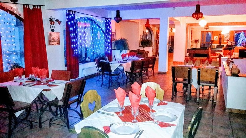 HANUL CURTEA VECHE Bed and Breakfast in Brașov County
