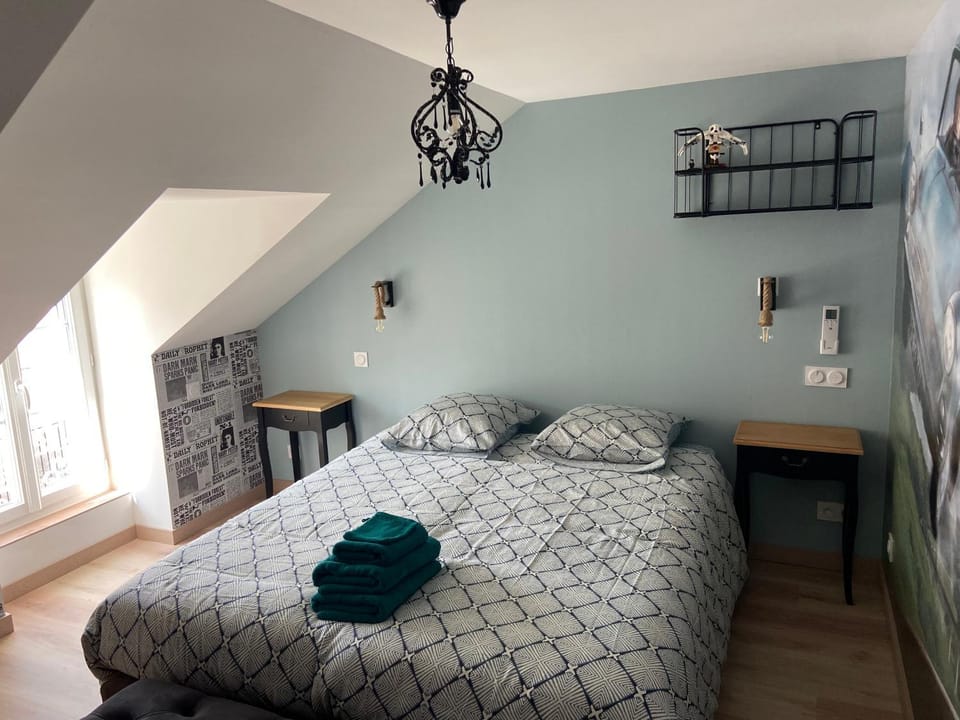 Bed, Photo of the whole room, Bedroom, towels
