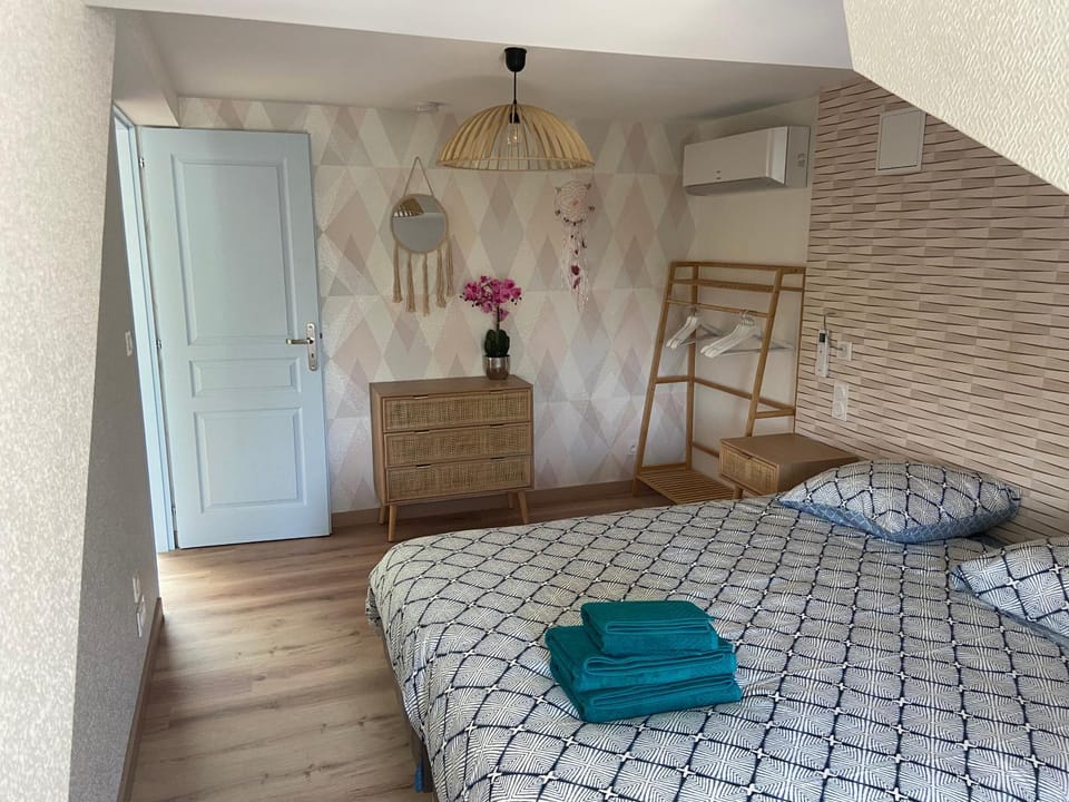 Bed, Bedroom, towels, air conditioner