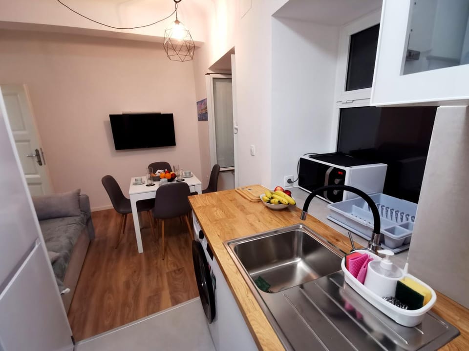 Kitchen or kitchenette, Dining area, minibar