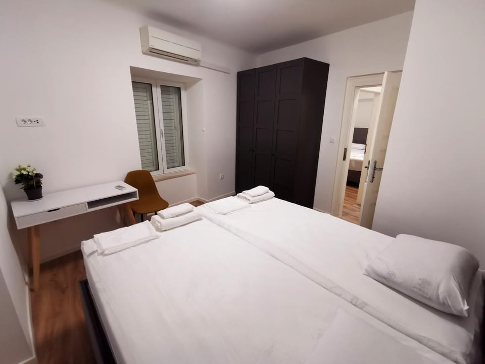 Bed, Bedroom, air conditioner