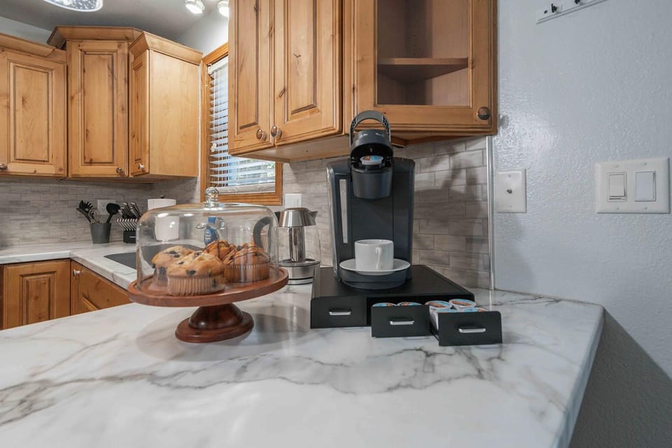 Coffee/tea facilities, Food and drinks, Food