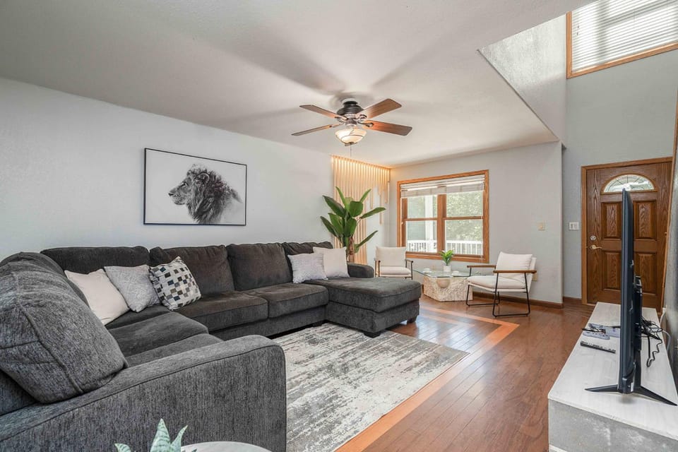 TV and multimedia, Coffee/tea facilities, Living room, Seating area, fireplace