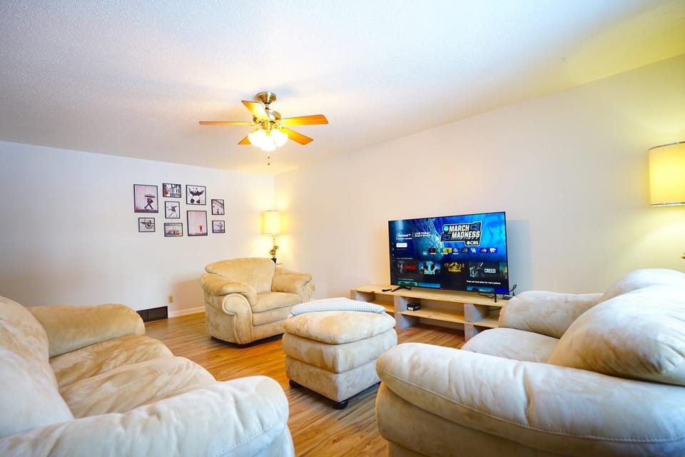 Communal lounge/ TV room, TV and multimedia, Living room, Seating area, Evening entertainment