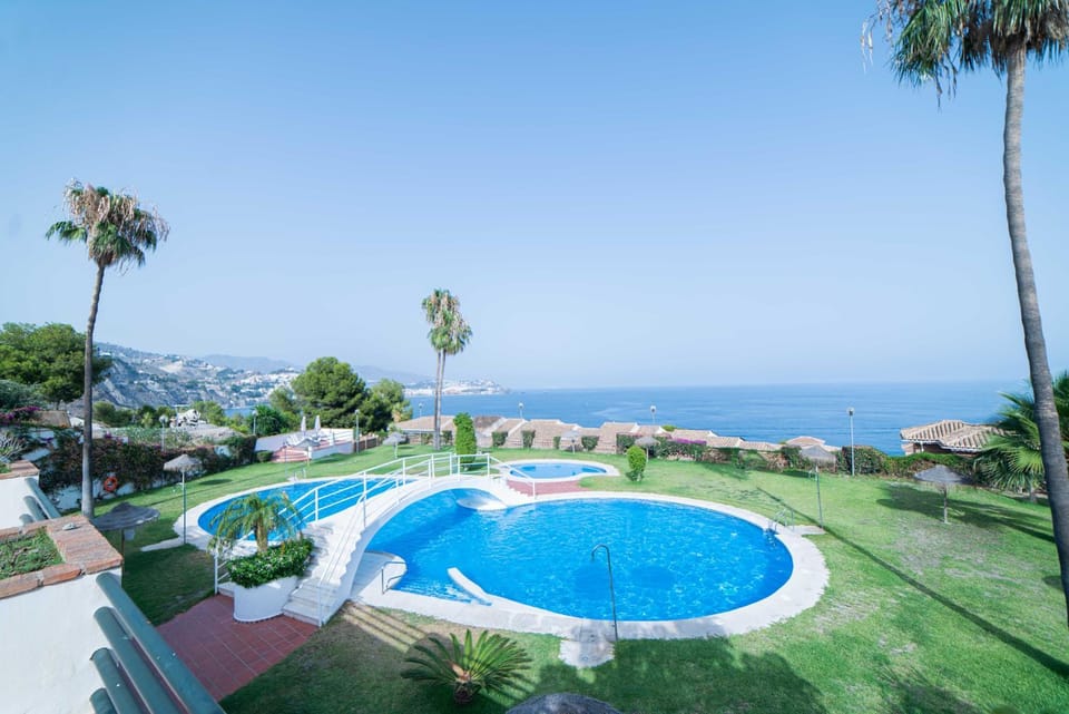 Pool view, Sea view, Swimming pool, sunbed