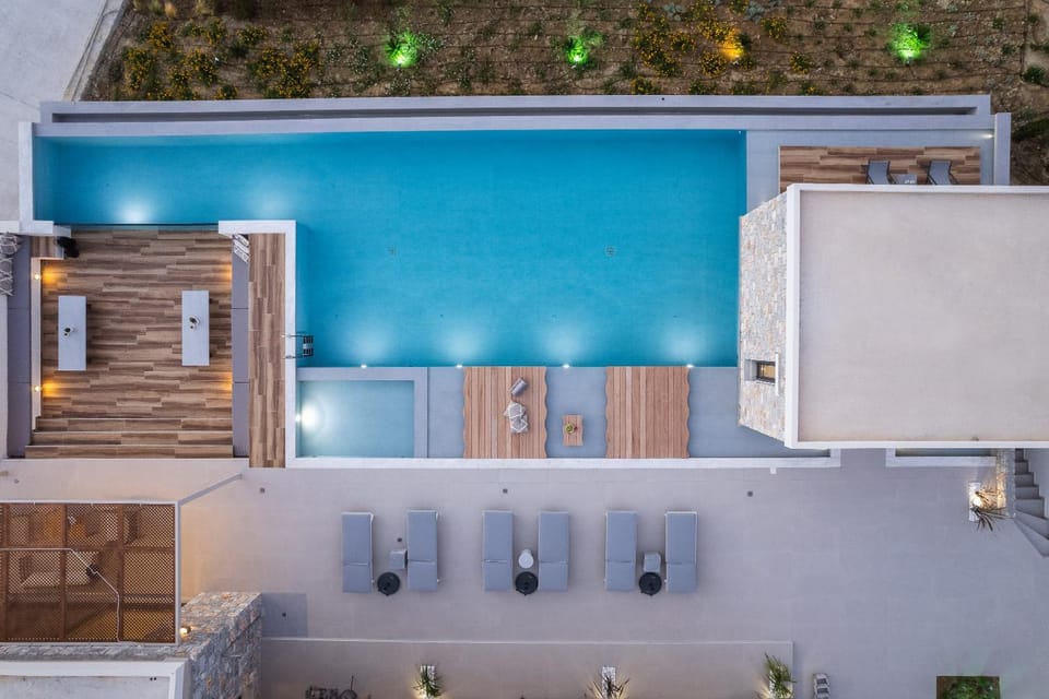 Swimming pool, sunbed
