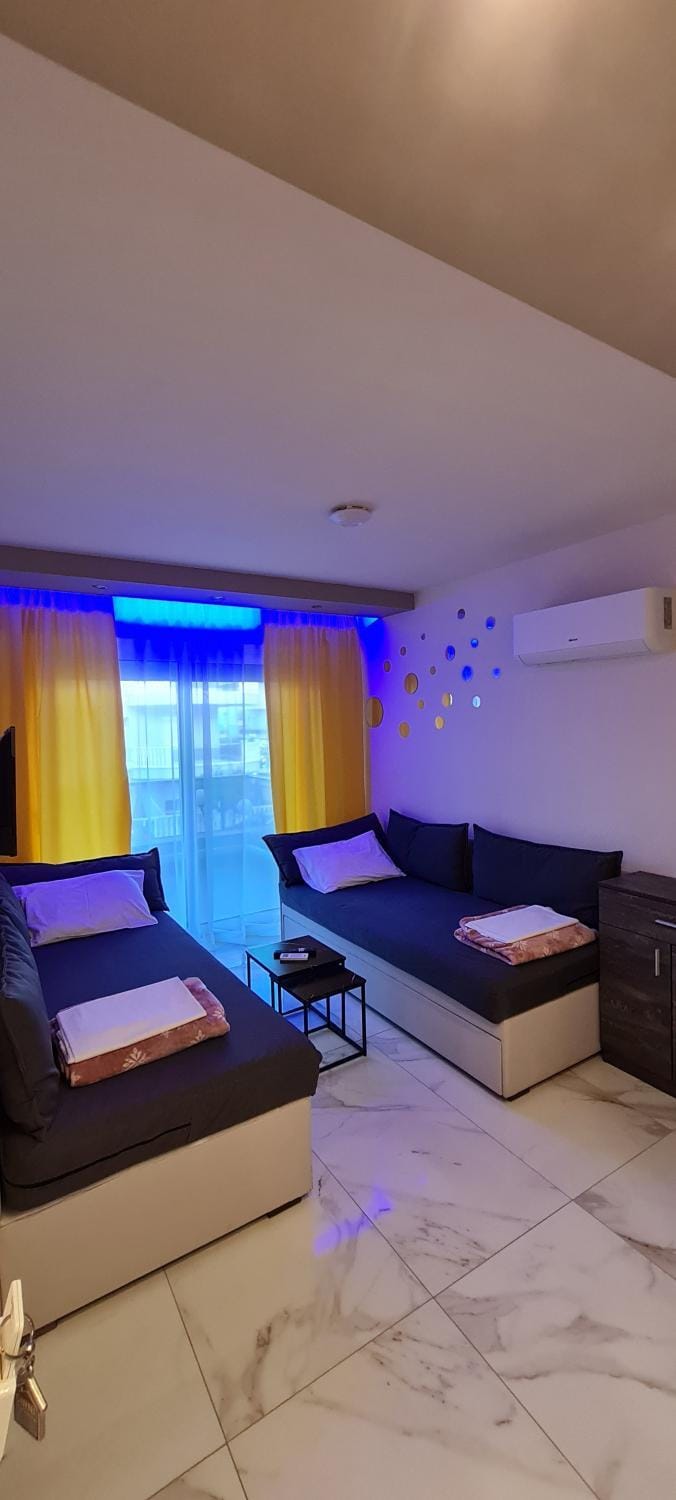 Bed, Living room, Photo of the whole room, Seating area