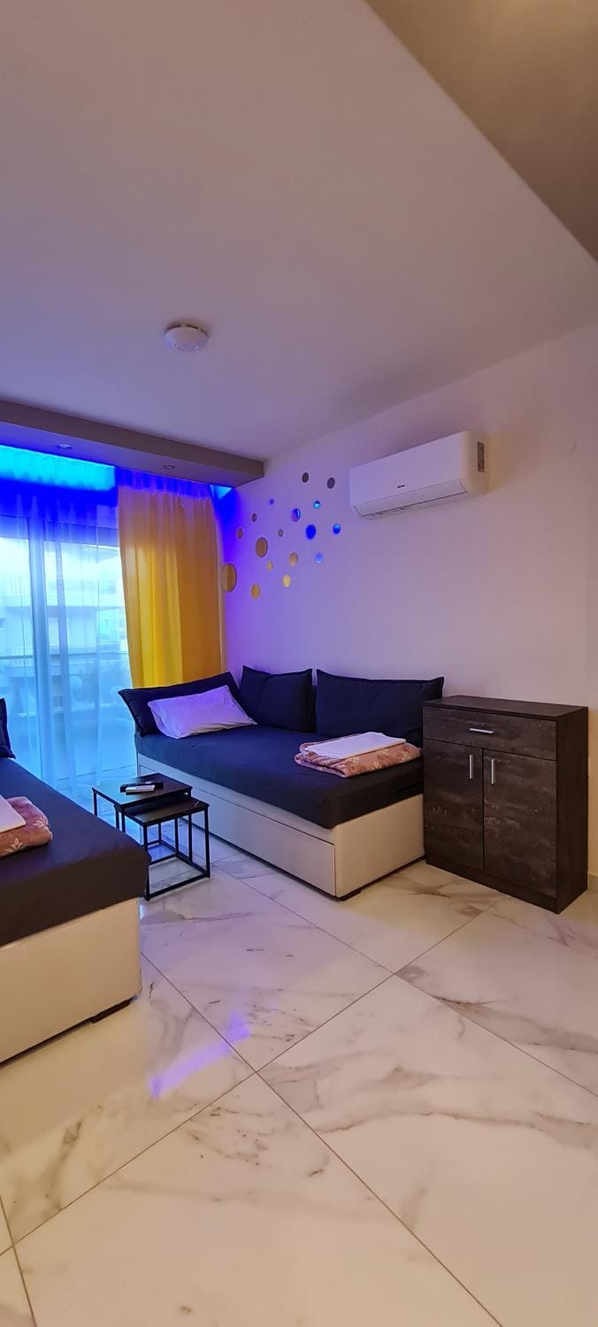 Bed, TV and multimedia, Living room, Photo of the whole room