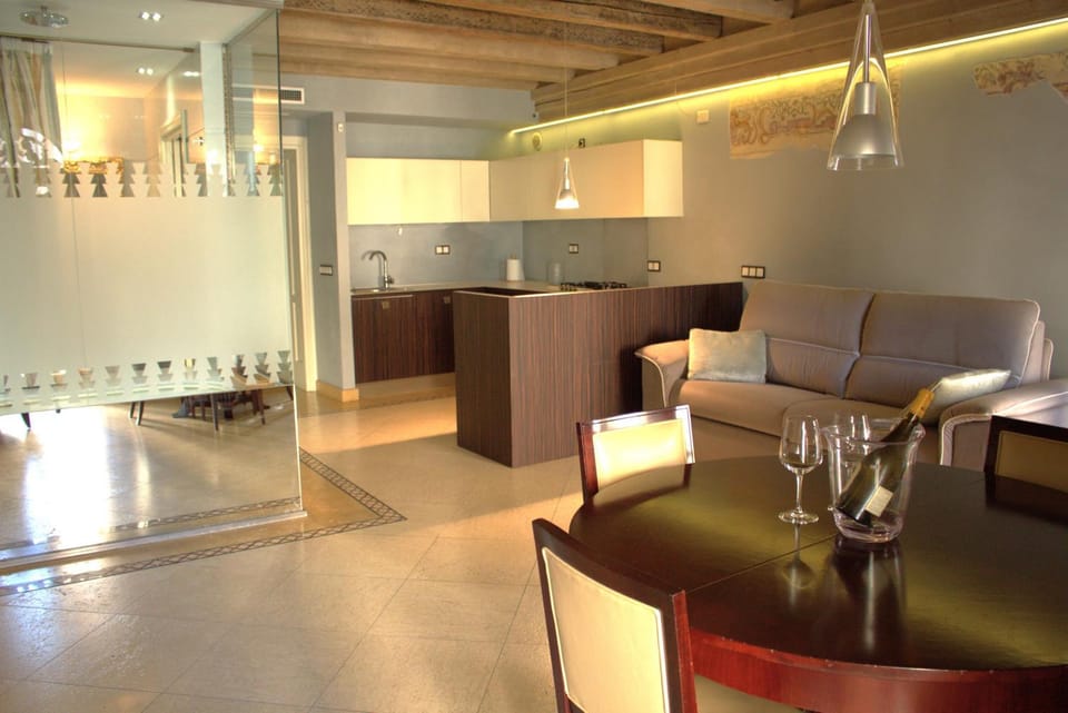 Kitchen or kitchenette, Living room, Seating area, Dining area