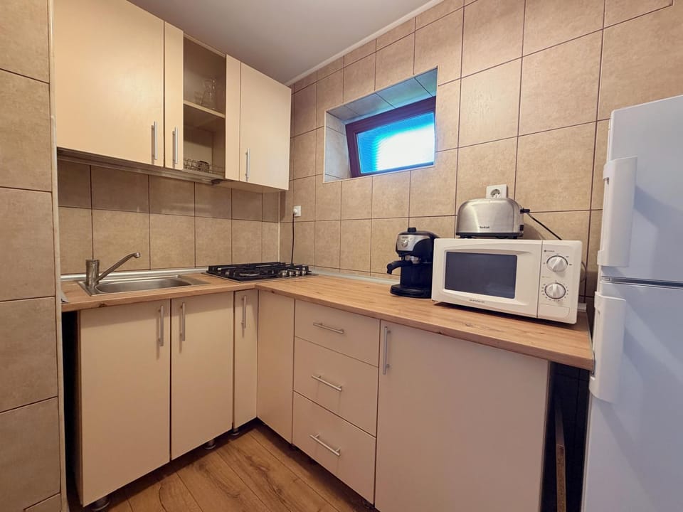 Coffee/tea facilities, Kitchen or kitchenette, stove, toaster, kitchen