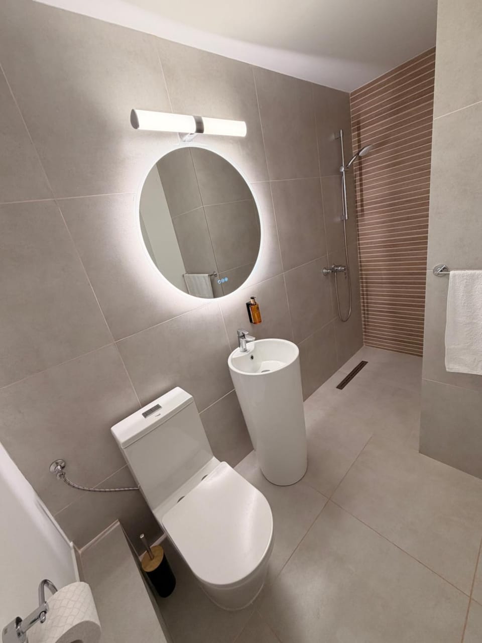 Shower, Toilet, Bathroom, towels