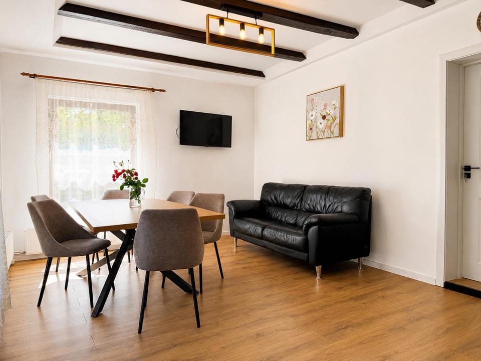Communal lounge/ TV room, TV and multimedia, Living room, Seating area, Dining area