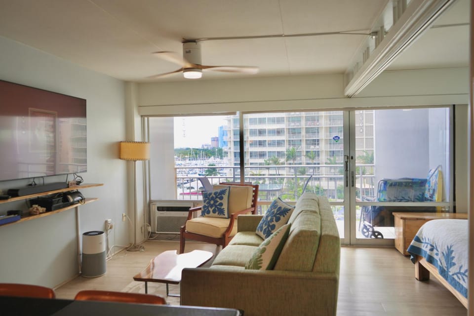TV and multimedia, Living room, Seating area, air conditioner