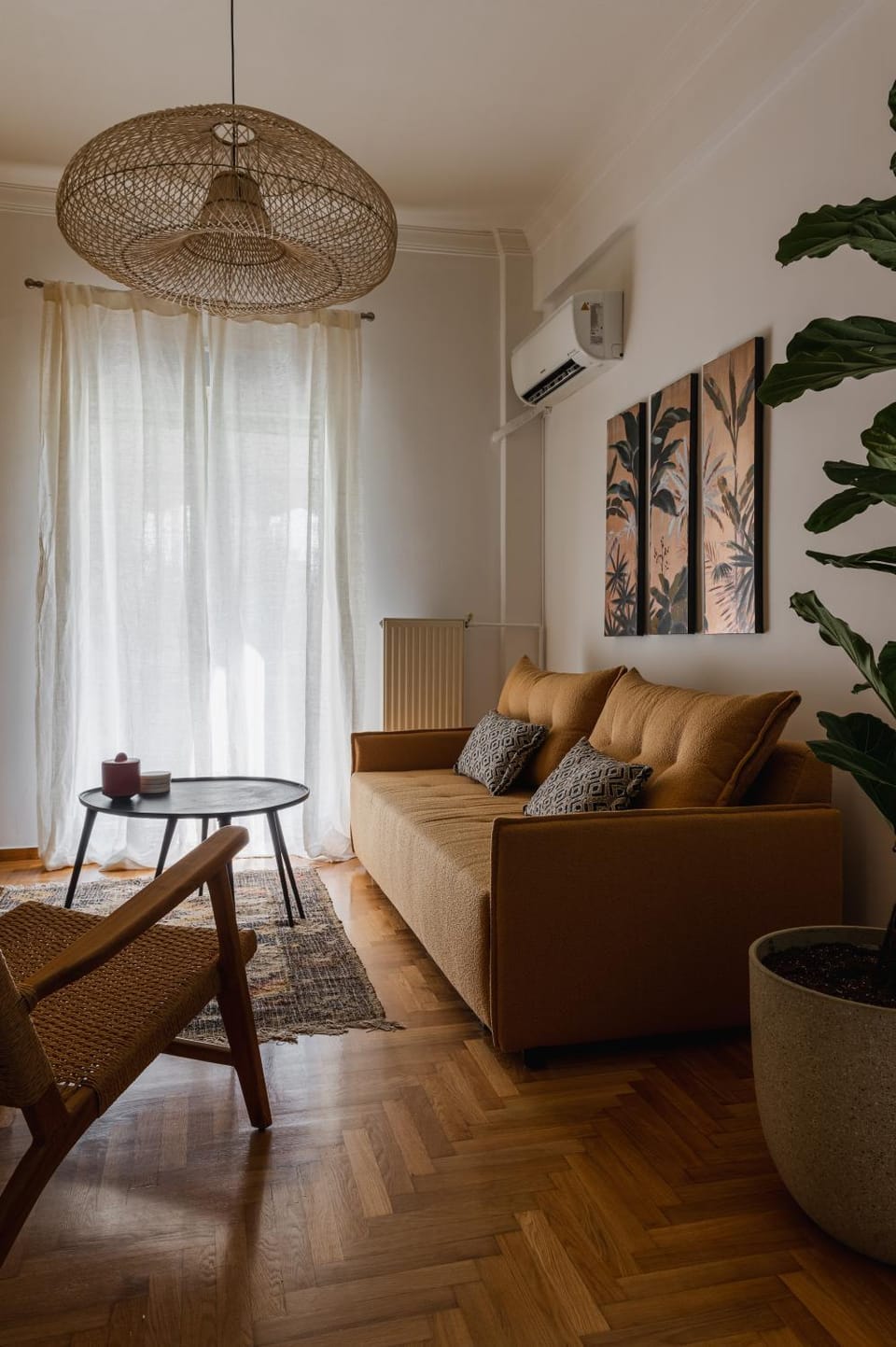 Living room, Seating area, air conditioner