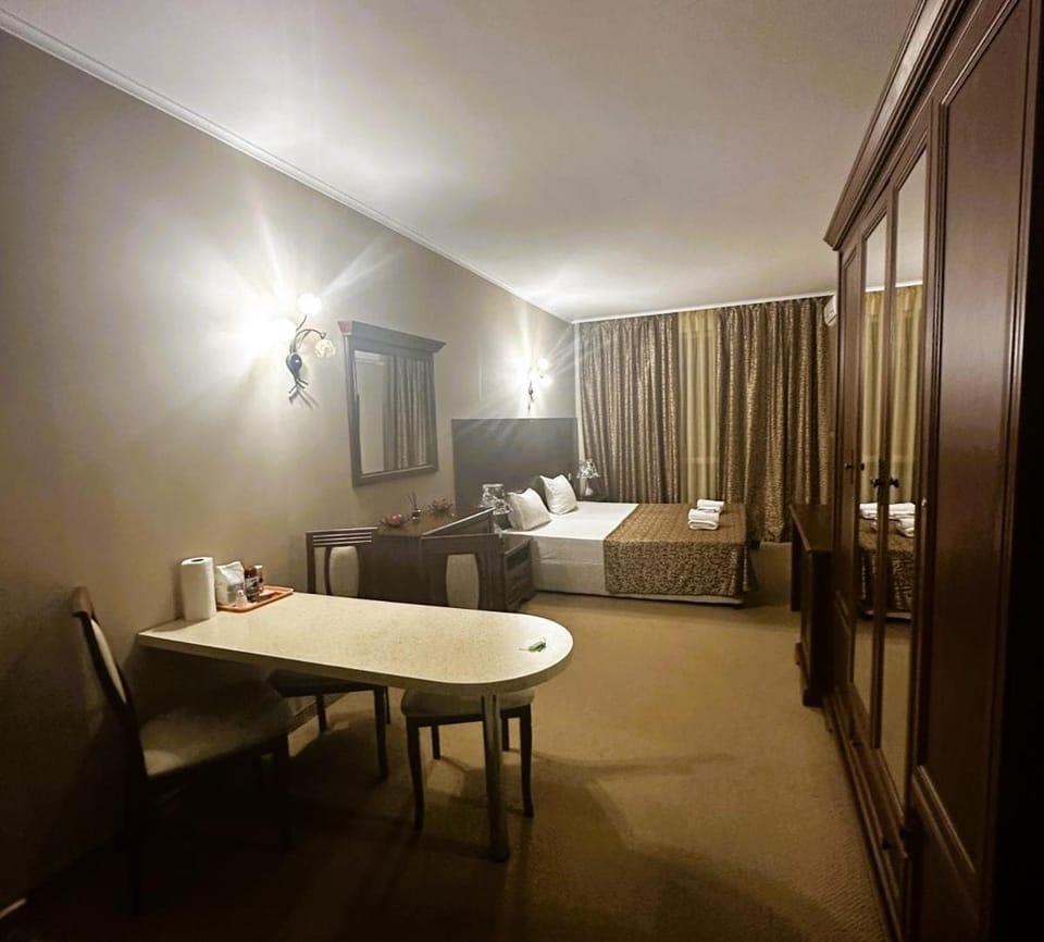 Bed, Dining area, Bedroom
