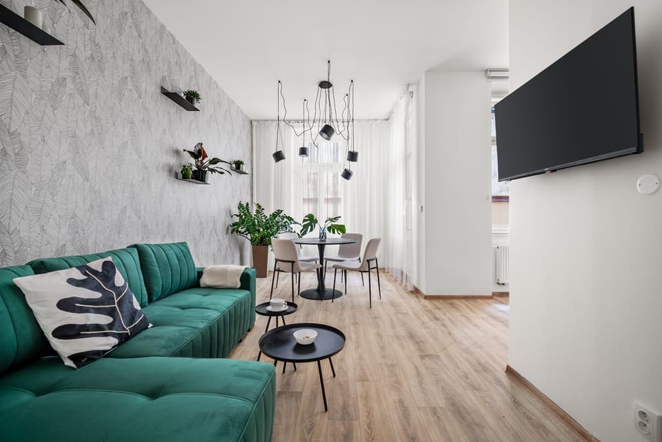 Communal lounge/ TV room, TV and multimedia, Living room, Seating area, Dining area, Evening entertainment