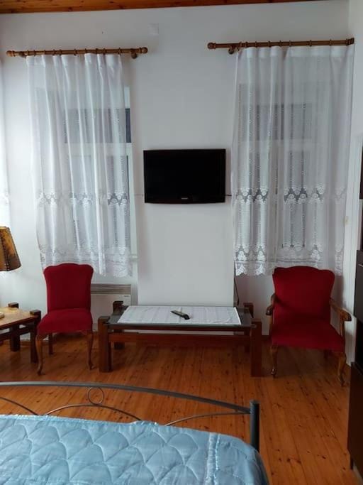 TV and multimedia, Photo of the whole room, Seating area, Evening entertainment, Bedroom