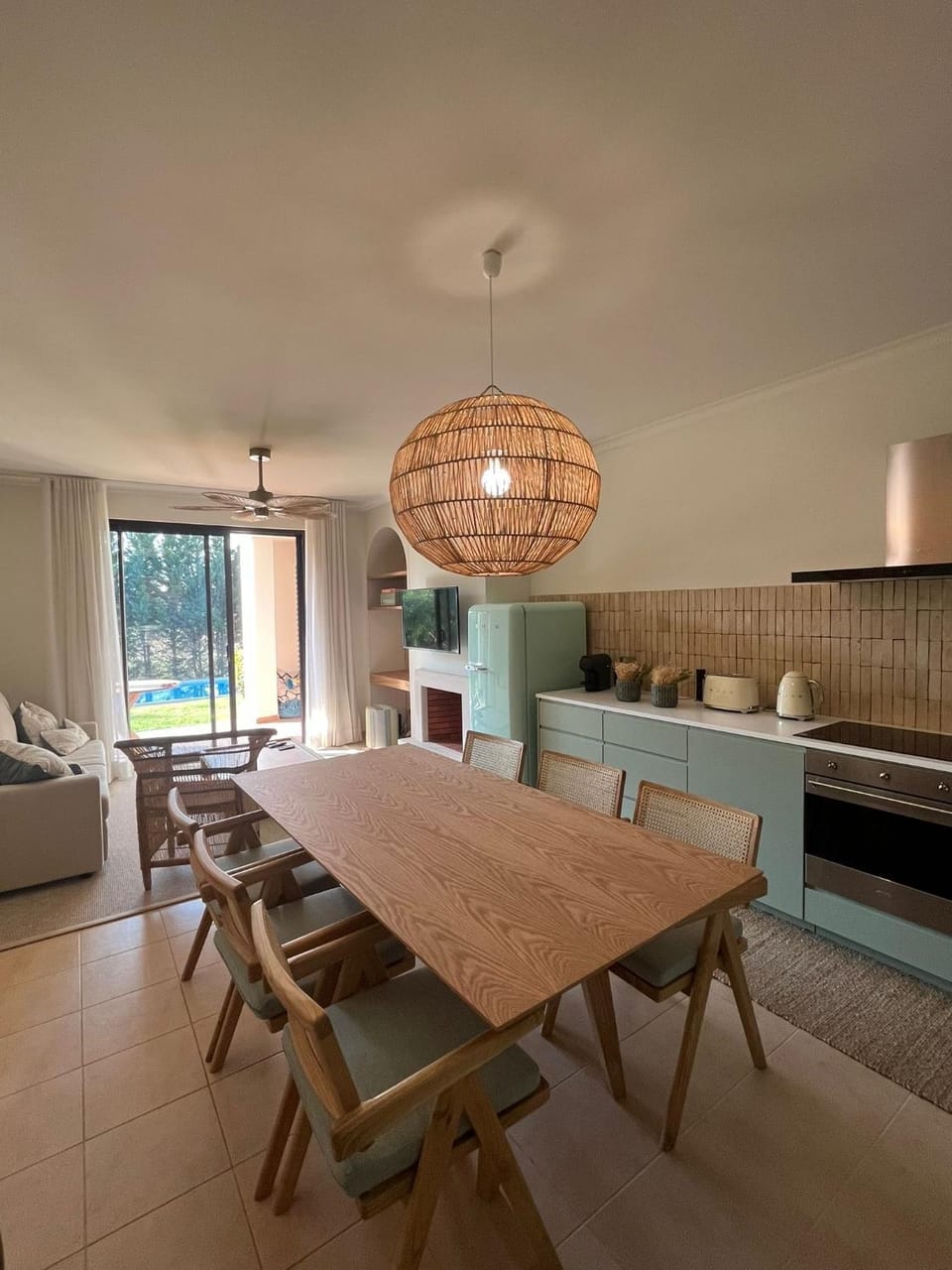Kitchen or kitchenette, Dining area