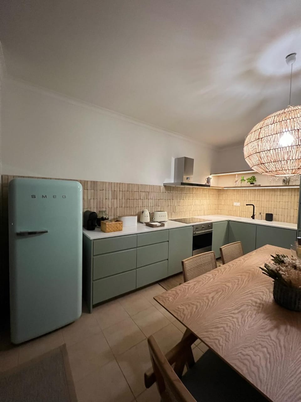 Kitchen or kitchenette, Dining area