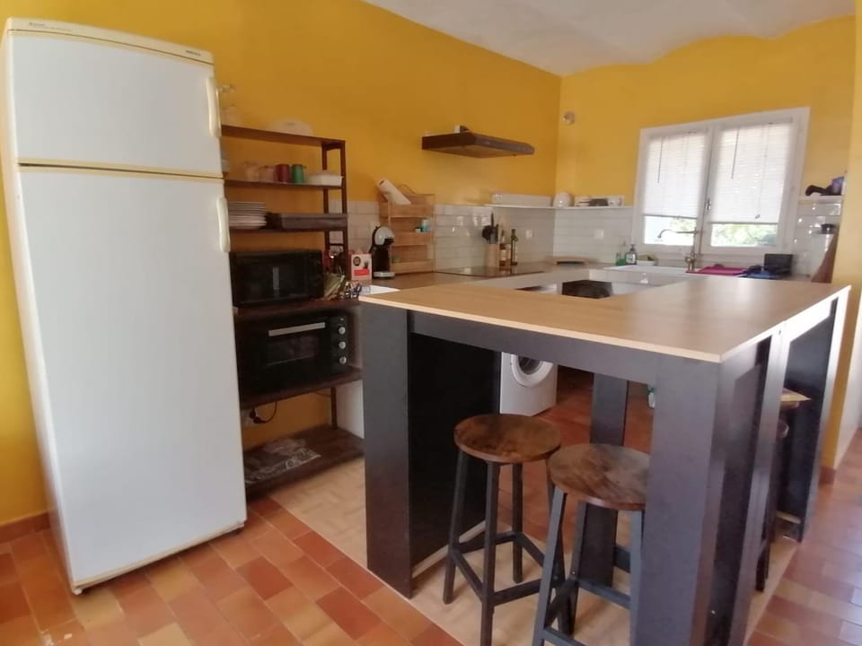 Kitchen or kitchenette, minibar, oven