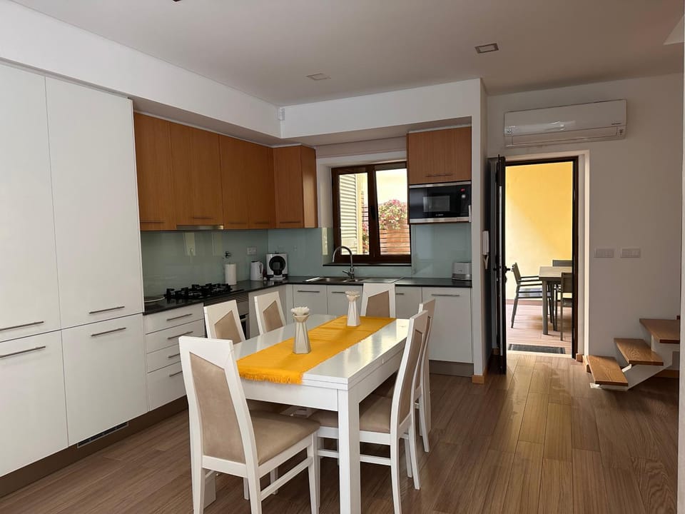 Kitchen or kitchenette, Dining area, dishwasher, minibar, pet friendly, stove, toaster, air conditioner