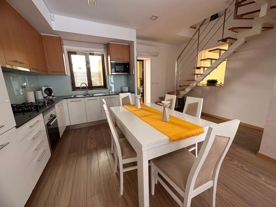 Kitchen or kitchenette, Dining area, dishwasher, minibar, pet friendly, stove