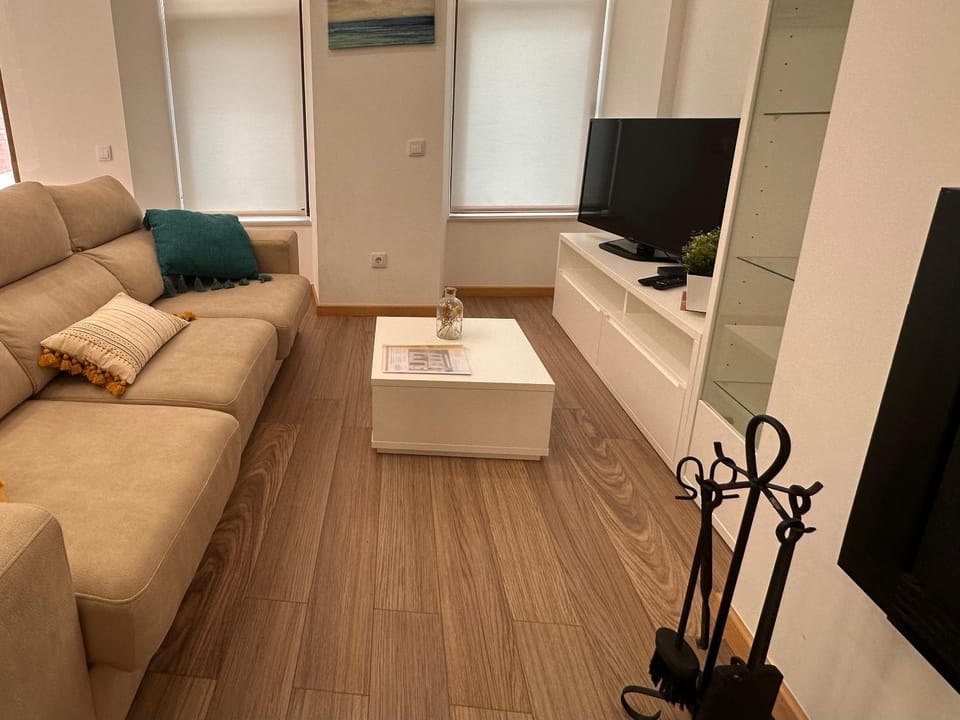 Communal lounge/ TV room, TV and multimedia, Living room, Seating area, flat iron