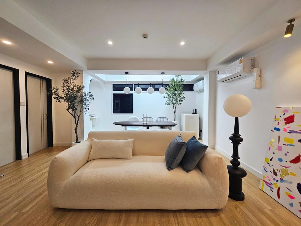 Bed, TV and multimedia, Living room, Photo of the whole room, Seating area