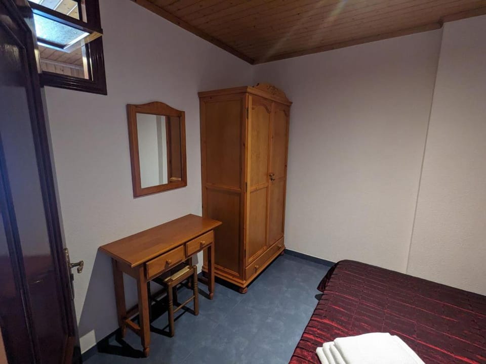 Bedroom, wardrobe