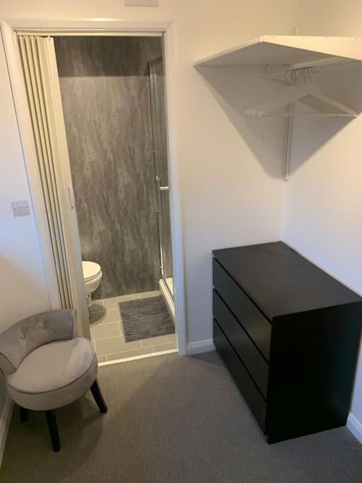 Fabulous 4 bed 4 bath right by Luton Airport Apartment in Luton