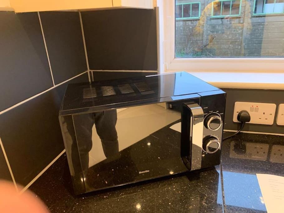 Fabulous 4 bed 4 bath right by Luton Airport Apartment in Luton