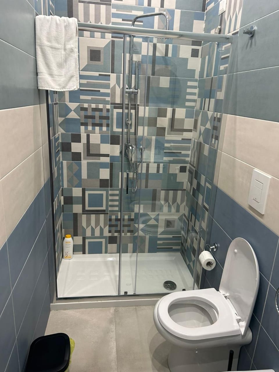 Shower, Toilet, Bathroom, bidet, towels