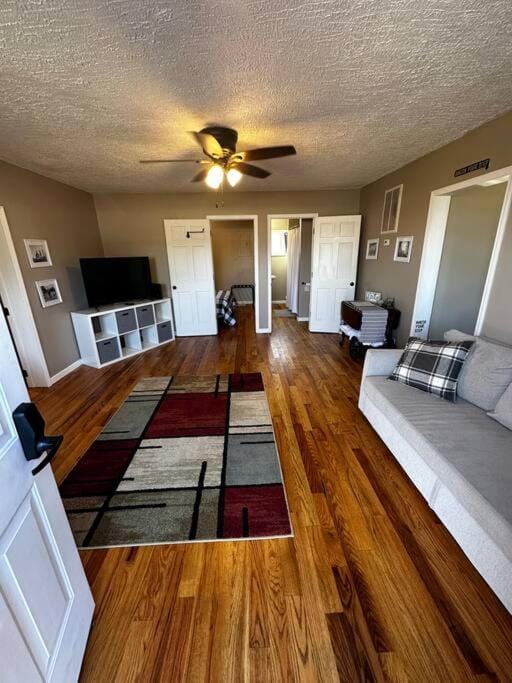 Living room, Seating area, Evening entertainment, fireplace