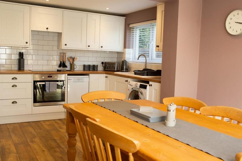 Property building, Coffee/tea facilities, Kitchen or kitchenette, Dining area, dishwasher, stove, toaster, washing machine