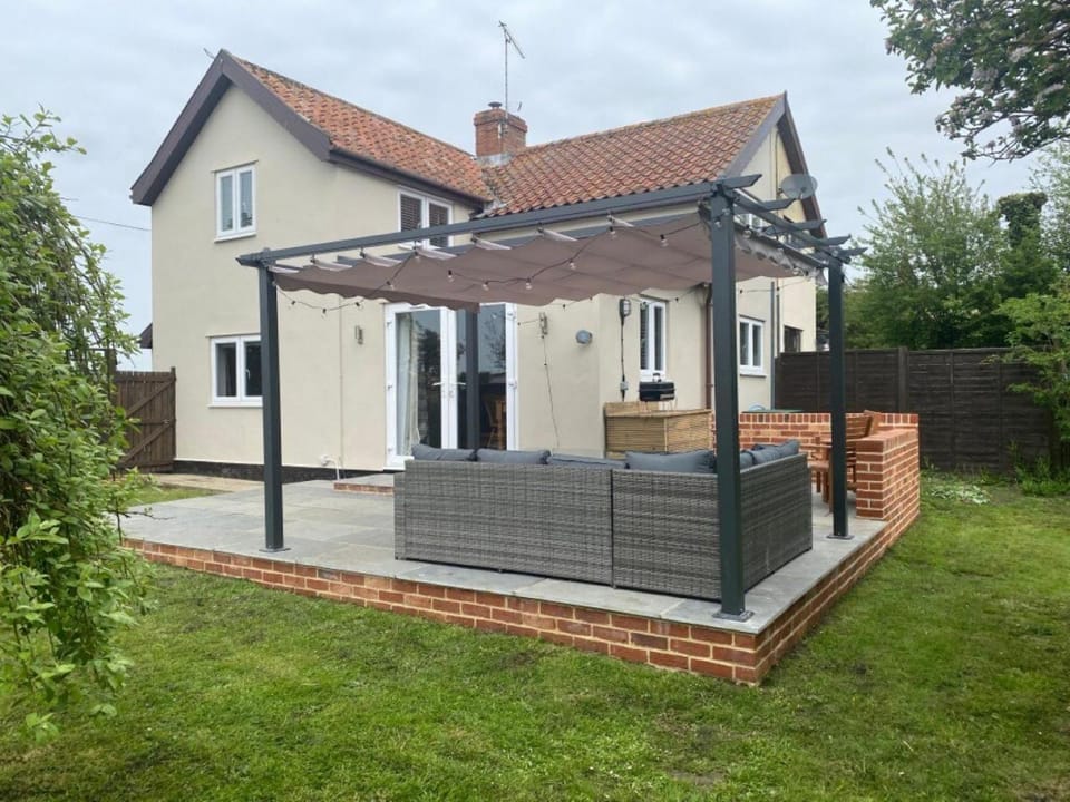 Property building, Patio, Day, Garden, Garden view