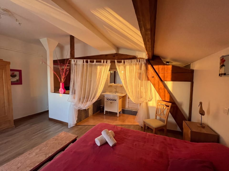 Property building, Restaurant/places to eat, Swimming pool, Breakfast