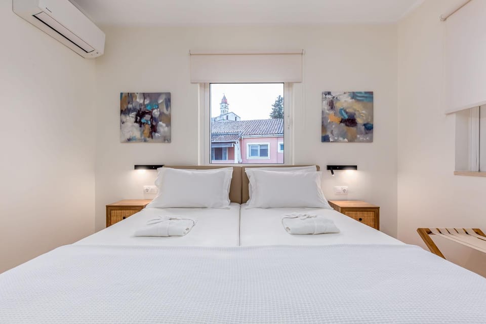 Bed, Photo of the whole room, Bedroom, towels, air conditioner