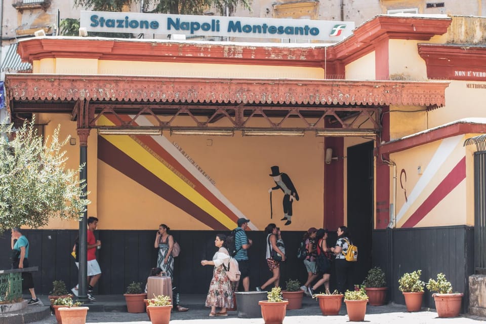 Property building, Facade/entrance, Day, People, group of guests, acessibility