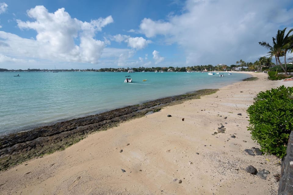 VILLA PIEDS DANS L'EAU - GRAND BAIE Villa in Grand Baie