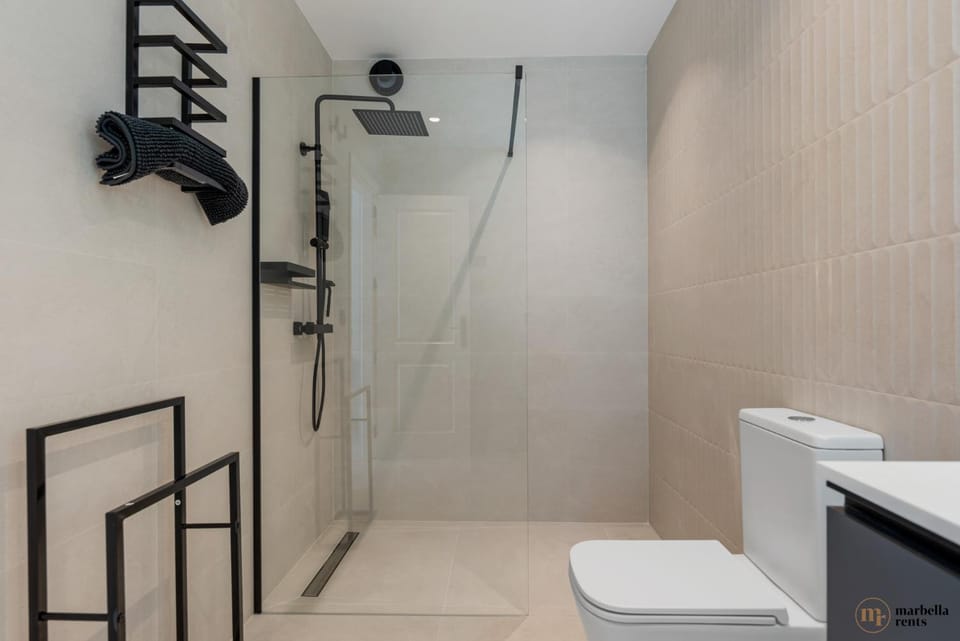 Shower, Toilet, Bathroom, towels