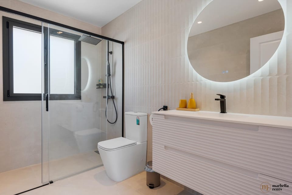 Shower, Toilet, Bathroom, towels