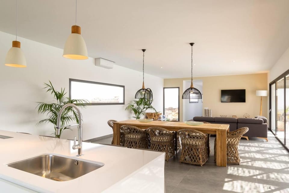 Kitchen or kitchenette, Living room, Seating area, Dining area