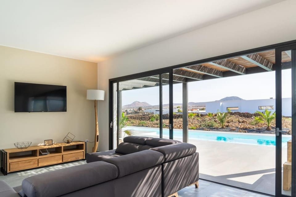 TV and multimedia, Living room, Pool view