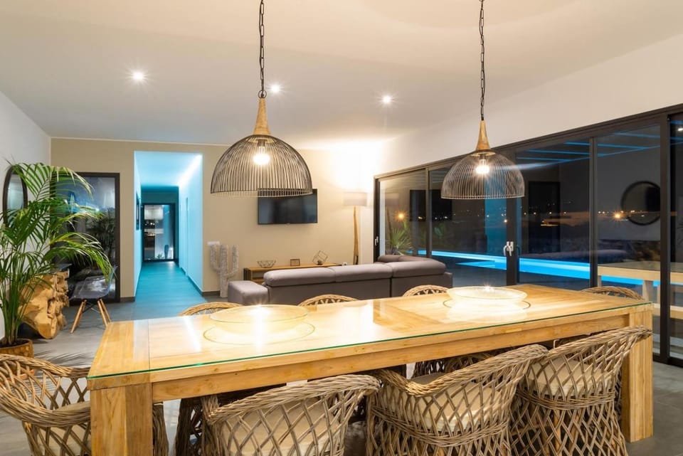 TV and multimedia, Living room, Seating area, Dining area