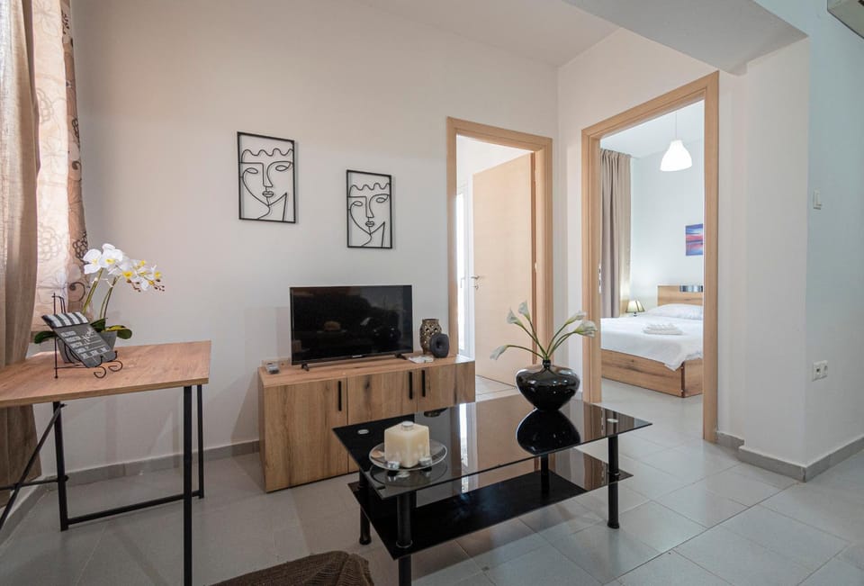 Bed, TV and multimedia, Photo of the whole room, Bedroom