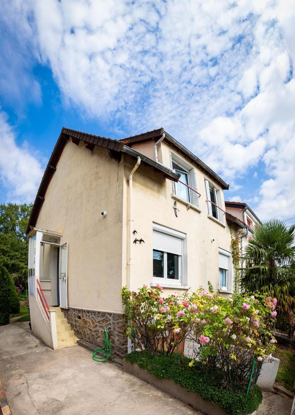 Property building, Day, Garden