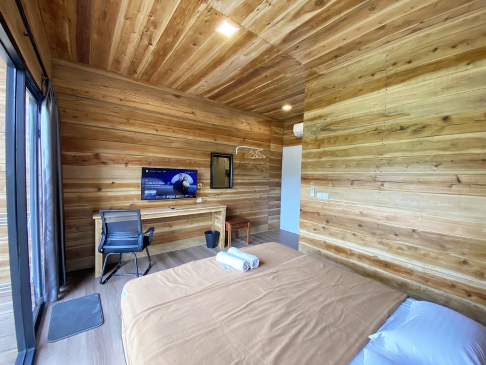 Bed, TV and multimedia, Bedroom