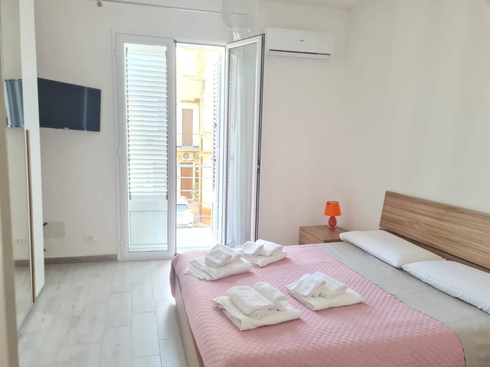 Bed, TV and multimedia, Balcony/Terrace, Photo of the whole room, Bedroom, towels, air conditioner