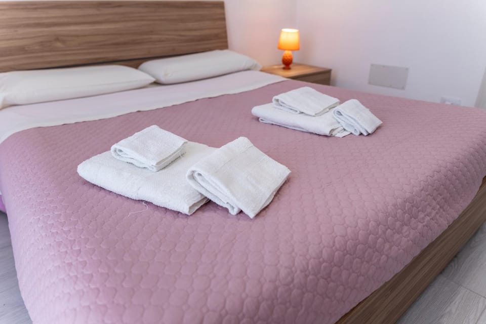 Bed, Balcony/Terrace, Photo of the whole room, Bedroom, towels